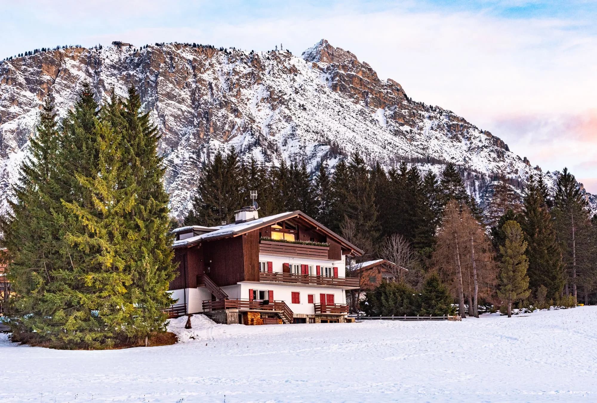 Chalet de luxe en Savoie face aux sommets enneigés